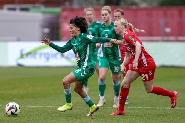 v.li.: Amira Arfaoui (SV Werder Bremen, 8) und Anna Gerhardt (1. FC Köln, 21) im Zweikampf, Duell, Dynamik, Aktion, Action, Spielszene, DIE DFB-RICHTLINIEN UNTERSAGEN JEGLICHE NUTZUNG VON FOTOS ALS SEQUENZBILDER UND ODER VIDEOÄHNLICHE FOTOSTRECKEN. DFB REGULATIONS PROHIBIT ANY USE OF PHOTOGRAPHS AS IMAGE SEQUENCES AND OR QUASI-VIDEO., 04.05.2025, Bremen (Deutschland), Fussball, Google Pixel Frauen-Bundesliga, SV Werder Bremen - 1. FC Köln