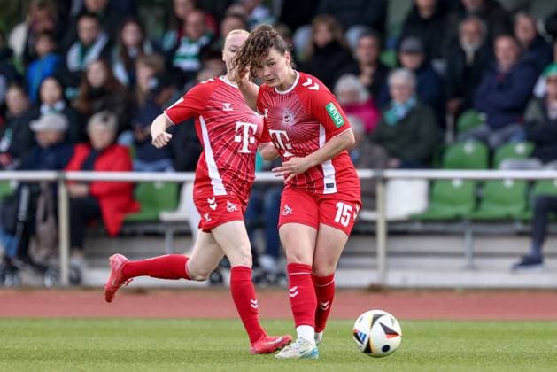 Amelie Bohnen (1. FC Köln, 15) am Ball, Einzelbild, Ganzkörper, Aktion, Action, Spielszene, DIE DFB-RICHTLINIEN UNTERSAGEN JEGLICHE NUTZUNG VON FOTOS ALS SEQUENZBILDER UND ODER VIDEOÄHNLICHE FOTOSTRECKEN. DFB REGULATIONS PROHIBIT ANY USE OF PHOTOGRAPHS AS IMAGE SEQUENCES AND OR QUASI-VIDEO., 04.05.2025, Bremen (Deutschland), Fussball, Google Pixel Frauen-Bundesliga, SV Werder Bremen - 1. FC Köln