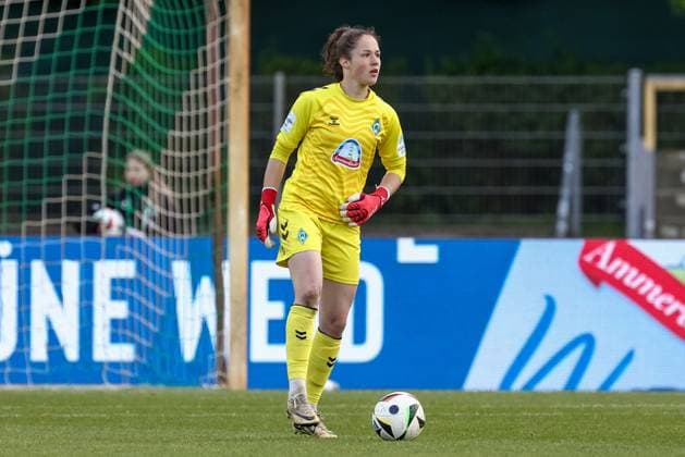 Livia Peng (Torhüterin, Torwart, SV Werder Bremen, 1) am Ball, Freisteller, Einzelbild, Ganzkörper, Aktion, Action, Spielszene, DIE DFB-RICHTLINIEN UNTERSAGEN JEGLICHE NUTZUNG VON FOTOS ALS SEQUENZBILDER UND ODER VIDEOÄHNLICHE FOTOSTRECKEN. DFB REGULATIONS PROHIBIT ANY USE OF PHOTOGRAPHS AS IMAGE SEQUENCES AND OR QUASI-VIDEO., 04.05.2025, Bremen (Deutschland), Fussball, Google Pixel Frauen-Bundesliga, SV Werder Bremen - 1. FC Köln