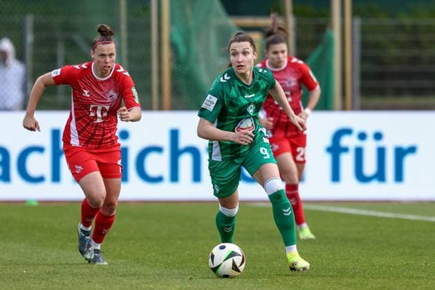 v.li.: Nicole Billa (1. FC Köln, 17) und Sophie Weidauer (SV Werder Bremen, 9) am Ball, Einzelbild, Ganzkörper, Aktion, Action, Spielszene, DIE DFB-RICHTLINIEN UNTERSAGEN JEGLICHE NUTZUNG VON FOTOS ALS SEQUENZBILDER UND ODER VIDEOÄHNLICHE FOTOSTRECKEN. DFB REGULATIONS PROHIBIT ANY USE OF PHOTOGRAPHS AS IMAGE SEQUENCES AND OR QUASI-VIDEO., 04.05.2025, Bremen (Deutschland), Fussball, Google Pixel Frauen-Bundesliga, SV Werder Bremen - 1. FC Köln