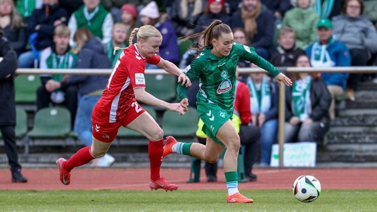 v.li.: Anna Gerhardt (1. FC Köln, 21) und Tuana Mahmoud (SV Werder Bremen, 10) im Zweikampf, Duell, Dynamik, Aktion, Action, Spielszene, DIE DFB-RICHTLINIEN UNTERSAGEN JEGLICHE NUTZUNG VON FOTOS ALS SEQUENZBILDER UND ODER VIDEOÄHNLICHE FOTOSTRECKEN. DFB REGULATIONS PROHIBIT ANY USE OF PHOTOGRAPHS AS IMAGE SEQUENCES AND OR QUASI-VIDEO., 04.05.2025, Bremen (Deutschland), Fussball, Google Pixel Frauen-Bundesliga, SV Werder Bremen - 1. FC Köln