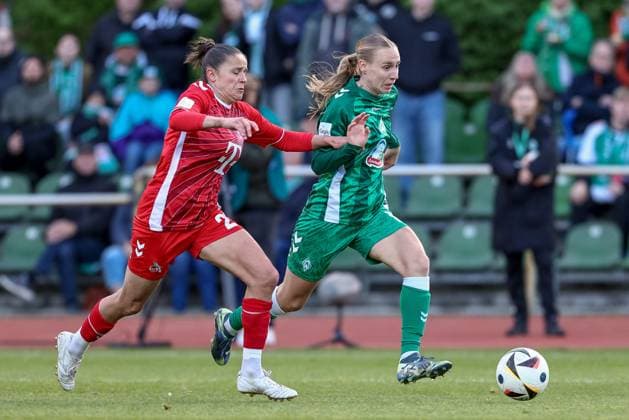 v.li.: Laura Feiersinger (1. FC Köln, 27) und Emöke Papai (SV Werder Bremen, 16) im Zweikampf, Duell, Dynamik, Aktion, Action, Spielszene, DIE DFB-RICHTLINIEN UNTERSAGEN JEGLICHE NUTZUNG VON FOTOS ALS SEQUENZBILDER UND ODER VIDEOÄHNLICHE FOTOSTRECKEN. DFB REGULATIONS PROHIBIT ANY USE OF PHOTOGRAPHS AS IMAGE SEQUENCES AND OR QUASI-VIDEO., 04.05.2025, Bremen (Deutschland), Fussball, Google Pixel Frauen-Bundesliga, SV Werder Bremen - 1. FC Köln