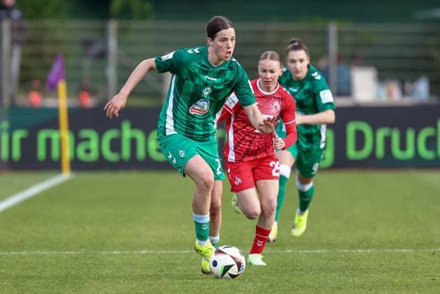 Lara Schmidt (SV Werder Bremen, 24) am Ball, Einzelbild, Ganzkörper, Aktion, Action, Spielszene, DIE DFB-RICHTLINIEN UNTERSAGEN JEGLICHE NUTZUNG VON FOTOS ALS SEQUENZBILDER UND ODER VIDEOÄHNLICHE FOTOSTRECKEN. DFB REGULATIONS PROHIBIT ANY USE OF PHOTOGRAPHS AS IMAGE SEQUENCES AND OR QUASI-VIDEO., 04.05.2025, Bremen (Deutschland), Fussball, Google Pixel Frauen-Bundesliga, SV Werder Bremen - 1. FC Köln