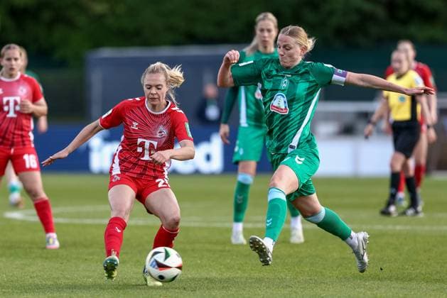 v.li.: Janina Hechler (1. FC Köln, 28) und Lina Hausicke (SV Werder Bremen, 18) im Zweikampf, Duell, Dynamik, Aktion, Action, Spielszene, DIE DFB-RICHTLINIEN UNTERSAGEN JEGLICHE NUTZUNG VON FOTOS ALS SEQUENZBILDER UND ODER VIDEOÄHNLICHE FOTOSTRECKEN. DFB REGULATIONS PROHIBIT ANY USE OF PHOTOGRAPHS AS IMAGE SEQUENCES AND OR QUASI-VIDEO., 04.05.2025, Bremen (Deutschland), Fussball, Google Pixel Frauen-Bundesliga, SV Werder Bremen - 1. FC Köln