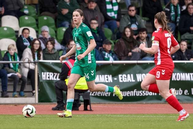 Lara Schmidt (SV Werder Bremen, 24) am Ball, Einzelbild, Ganzkörper, Aktion, Action, Spielszene, DIE DFB-RICHTLINIEN UNTERSAGEN JEGLICHE NUTZUNG VON FOTOS ALS SEQUENZBILDER UND ODER VIDEOÄHNLICHE FOTOSTRECKEN. DFB REGULATIONS PROHIBIT ANY USE OF PHOTOGRAPHS AS IMAGE SEQUENCES AND OR QUASI-VIDEO., 04.05.2025, Bremen (Deutschland), Fussball, Google Pixel Frauen-Bundesliga, SV Werder Bremen - 1. FC Köln