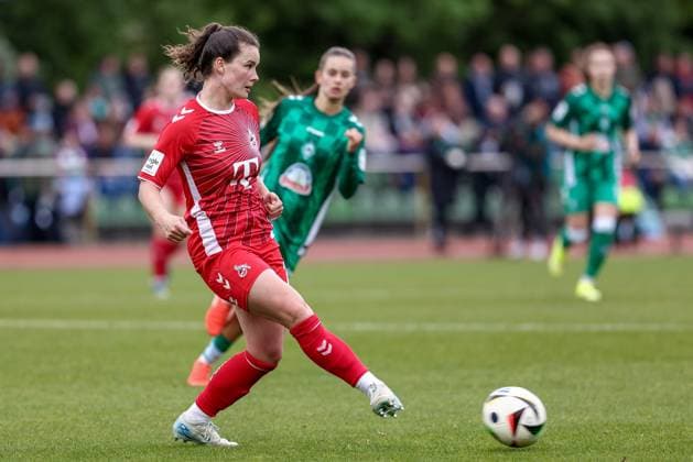 Amelie Bohnen (1. FC Köln, 15) am Ball, Einzelbild, Ganzkörper, Aktion, Action, Spielszene, DIE DFB-RICHTLINIEN UNTERSAGEN JEGLICHE NUTZUNG VON FOTOS ALS SEQUENZBILDER UND ODER VIDEOÄHNLICHE FOTOSTRECKEN. DFB REGULATIONS PROHIBIT ANY USE OF PHOTOGRAPHS AS IMAGE SEQUENCES AND OR QUASI-VIDEO., 04.05.2025, Bremen (Deutschland), Fussball, Google Pixel Frauen-Bundesliga, SV Werder Bremen - 1. FC Köln