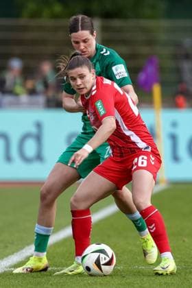 v.li.: Martyna Wiankowska (1. FC Köln, 26) und Lara Schmidt (SV Werder Bremen, 24) im Zweikampf, Duell, Dynamik, Aktion, Action, Spielszene, DIE DFB-RICHTLINIEN UNTERSAGEN JEGLICHE NUTZUNG VON FOTOS ALS SEQUENZBILDER UND ODER VIDEOÄHNLICHE FOTOSTRECKEN. DFB REGULATIONS PROHIBIT ANY USE OF PHOTOGRAPHS AS IMAGE SEQUENCES AND OR QUASI-VIDEO., 04.05.2025, Bremen (Deutschland), Fussball, Google Pixel Frauen-Bundesliga, SV Werder Bremen - 1. FC Köln