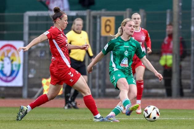 v.li.: Nicole Billa (1. FC Köln, 17) und Juliane Wirtz (SV Werder Bremen, 28) im Zweikampf, Duell, Dynamik, Aktion, Action, Spielszene, DIE DFB-RICHTLINIEN UNTERSAGEN JEGLICHE NUTZUNG VON FOTOS ALS SEQUENZBILDER UND ODER VIDEOÄHNLICHE FOTOSTRECKEN. DFB REGULATIONS PROHIBIT ANY USE OF PHOTOGRAPHS AS IMAGE SEQUENCES AND OR QUASI-VIDEO., 04.05.2025, Bremen (Deutschland), Fussball, Google Pixel Frauen-Bundesliga, SV Werder Bremen - 1. FC Köln