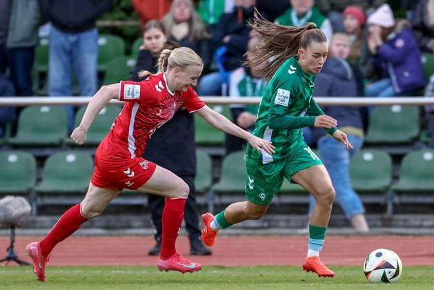 v.li.: Anna Gerhardt (1. FC Köln, 21) und Tuana Mahmoud (SV Werder Bremen, 10) im Zweikampf, Duell, Dynamik, Aktion, Action, Spielszene, DIE DFB-RICHTLINIEN UNTERSAGEN JEGLICHE NUTZUNG VON FOTOS ALS SEQUENZBILDER UND ODER VIDEOÄHNLICHE FOTOSTRECKEN. DFB REGULATIONS PROHIBIT ANY USE OF PHOTOGRAPHS AS IMAGE SEQUENCES AND OR QUASI-VIDEO., 04.05.2025, Bremen (Deutschland), Fussball, Google Pixel Frauen-Bundesliga, SV Werder Bremen - 1. FC Köln