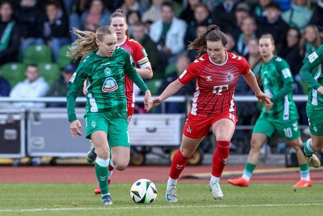 v.li.: Emöke Papai (SV Werder Bremen, 16) und Amelie Bohnen (1. FC Köln, 15) im Zweikampf, Duell, Dynamik, Aktion, Action, Spielszene, DIE DFB-RICHTLINIEN UNTERSAGEN JEGLICHE NUTZUNG VON FOTOS ALS SEQUENZBILDER UND ODER VIDEOÄHNLICHE FOTOSTRECKEN. DFB REGULATIONS PROHIBIT ANY USE OF PHOTOGRAPHS AS IMAGE SEQUENCES AND OR QUASI-VIDEO., 04.05.2025, Bremen (Deutschland), Fussball, Google Pixel Frauen-Bundesliga, SV Werder Bremen - 1. FC Köln