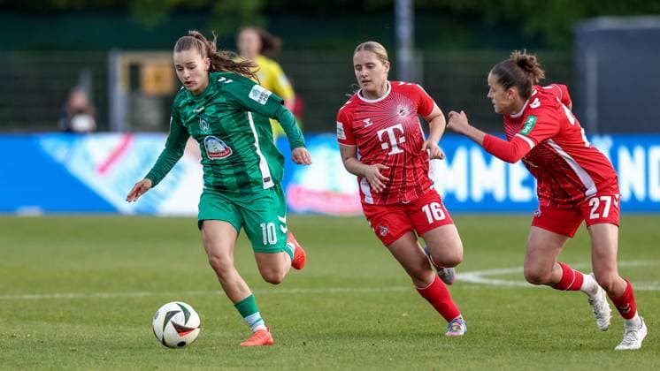 v.li.: Tuana Mahmoud (SV Werder Bremen, 10), Lilith Schmidt (1. FC Köln, 16) und Laura Feiersinger (1. FC Köln, 27) im Zweikampf, Duell, Dynamik, Aktion, Action, Spielszene, DIE DFB-RICHTLINIEN UNTERSAGEN JEGLICHE NUTZUNG VON FOTOS ALS SEQUENZBILDER UND ODER VIDEOÄHNLICHE FOTOSTRECKEN. DFB REGULATIONS PROHIBIT ANY USE OF PHOTOGRAPHS AS IMAGE SEQUENCES AND OR QUASI-VIDEO., 04.05.2025, Bremen (Deutschland), Fussball, Google Pixel Frauen-Bundesliga, SV Werder Bremen - 1. FC Köln