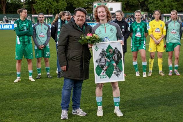 v.li.: Dr. Hubertus Hess-Grunewald (Vorsitzender des Aufsichtsrats und Präsident, SV Werder Bremen) und Lena Dahms (SV Werder Bremen, 37) bei der Verabschiedung aus dem Verein, DIE DFB-RICHTLINIEN UNTERSAGEN JEGLICHE NUTZUNG VON FOTOS ALS SEQUENZBILDER UND ODER VIDEOÄHNLICHE FOTOSTRECKEN. DFB REGULATIONS PROHIBIT ANY USE OF PHOTOGRAPHS AS IMAGE SEQUENCES AND OR QUASI-VIDEO., 04.05.2025, Bremen (Deutschland), Fussball, Google Pixel Frauen-Bundesliga, SV Werder Bremen - 1. FC Köln