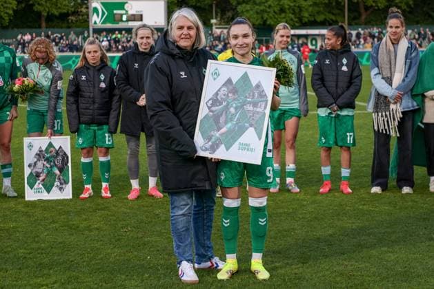v.li.: Birte Brüggemann (Abteilungsleiterin Frauen- und Mädchenfußball, SV Werder Bremen) und Sophie Weidauer (SV Werder Bremen, 9) bei der Verabschiedung aus dem Verein, DIE DFB-RICHTLINIEN UNTERSAGEN JEGLICHE NUTZUNG VON FOTOS ALS SEQUENZBILDER UND ODER VIDEOÄHNLICHE FOTOSTRECKEN. DFB REGULATIONS PROHIBIT ANY USE OF PHOTOGRAPHS AS IMAGE SEQUENCES AND OR QUASI-VIDEO., 04.05.2025, Bremen (Deutschland), Fussball, Google Pixel Frauen-Bundesliga, SV Werder Bremen - 1. FC Köln