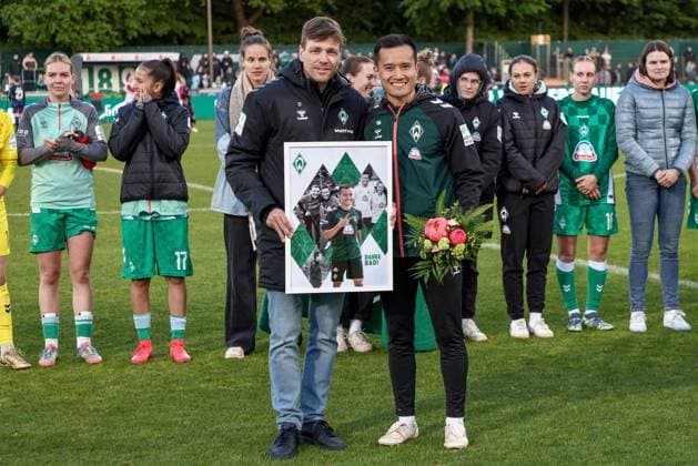 v.li.: Clemens Fritz (Geschäftsführer Profifußball, SV Werder Bremen) und Bao Nguyen (Athletiktrainer, SV Werder Bremen) bei der Verabschiedung aus dem Verein, DIE DFB-RICHTLINIEN UNTERSAGEN JEGLICHE NUTZUNG VON FOTOS ALS SEQUENZBILDER UND ODER VIDEOÄHNLICHE FOTOSTRECKEN. DFB REGULATIONS PROHIBIT ANY USE OF PHOTOGRAPHS AS IMAGE SEQUENCES AND OR QUASI-VIDEO., 04.05.2025, Bremen (Deutschland), Fussball, Google Pixel Frauen-Bundesliga, SV Werder Bremen - 1. FC Köln