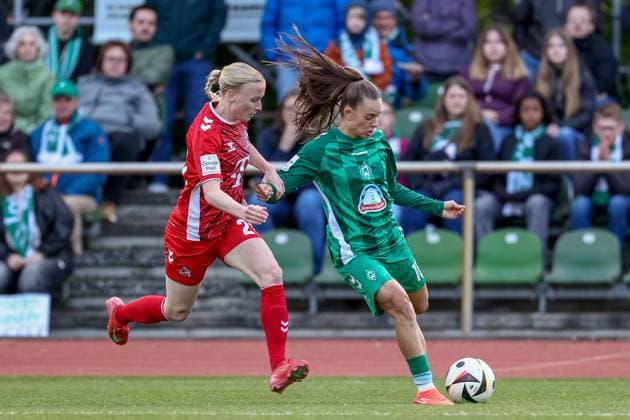 v.li.: Anna Gerhardt (1. FC Köln, 21) und Tuana Mahmoud (SV Werder Bremen, 10) im Zweikampf, Duell, Dynamik, Aktion, Action, Spielszene, DIE DFB-RICHTLINIEN UNTERSAGEN JEGLICHE NUTZUNG VON FOTOS ALS SEQUENZBILDER UND ODER VIDEOÄHNLICHE FOTOSTRECKEN. DFB REGULATIONS PROHIBIT ANY USE OF PHOTOGRAPHS AS IMAGE SEQUENCES AND OR QUASI-VIDEO., 04.05.2025, Bremen (Deutschland), Fussball, Google Pixel Frauen-Bundesliga, SV Werder Bremen - 1. FC Köln