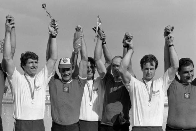 Archivbilder der Woche SPORT KW19 Moscow, USSR. Former Soviet and American rowers pose for a photo after the awarding ceremony of the Grand Moscow Regatta at the Krylatskoye Rowing Canal. Alexander Yakovlev TASS  32126317