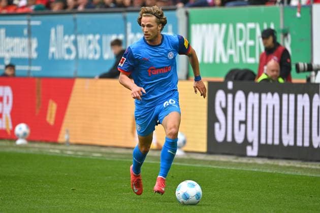 Jann Fiete ARP (Kiel) , Aktion,Einzelaktion,Einzelbild, Freisteller,Ganzkoerperaufnahme,ganze Figur. Fussball 1. Bundesliga Saison 2024 2025, 32.Spieltag, Spieltag32 FC Augsburg -Holstein Kiel 1-3 am 04.05.2025 , WWK Arena Augsburg.