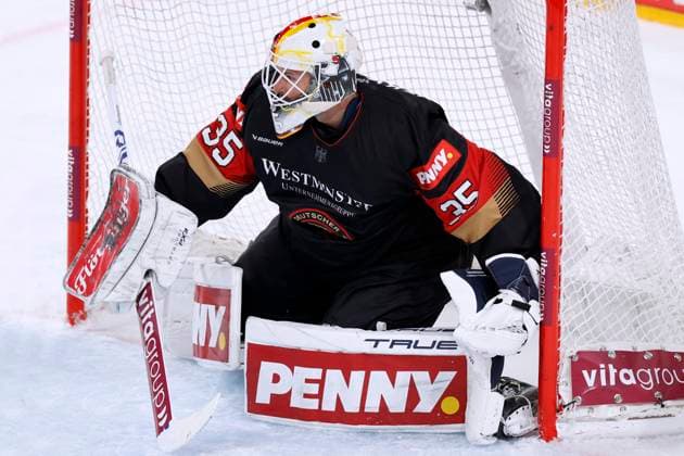 NIEDERBERGER Mathias Torwart Team Deutschland DEB Eishockey Laendersspiel Deutschland - USA am 04.05.2025 in Duesseldorf *** NIEDERBERGER Mathias Goalkeeper Team Germany DEB Ice Hockey National Match Germany USA on 04 05 2025 in Duesseldorf Copyright: xLacixPerenyix