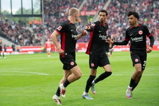 Rasmus KRISTENSEN (F) jubelt nach seinem Tor 0-1 mit Hugo EKITIKE (F) und Nathaniel BROWN (F) Jubel, jubeln, Freude, cheers, 1.FSV Mainz 05 (MZ) - Eintracht Frankfurt (F) Fussball 1. Bundesliga Saison 2024 2025, 32.Spieltag, Spieltag32, am 04.05.2025, MEWA Arena Mainz. Â