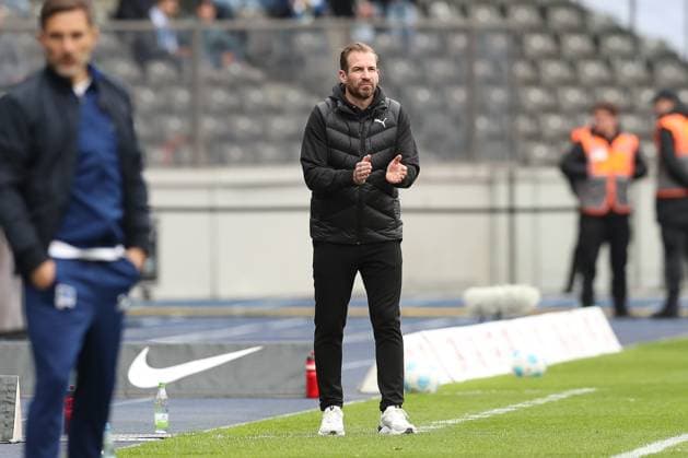 04.05.2025, xtgx, Fussball 2. Bundesliga, Hertha BSC Berlin - SpVgg Greuther Fürth emspor, v.l. Jan Siewert (Fuerth, Trainer) gibt Anweisungen, gestikuliert mit den Armen, gesticulate, gives instructions (DFL DFB REGULATIONS PROHIBIT ANY USE OF PHOTOGRAPHS as IMAGE SEQUENCES and or QUASI-VIDEO) Berlin