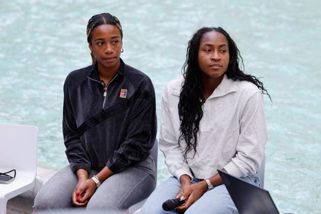May 5, 2025, Rome, Italy: COCO GAUFF (R) of the US and TYRA CATERINA GRANT of Italy during the women s and men s draw for the Masters 1000 Rome Italian Open tournament in front of the Trevi Fountain, Rome, Italy. Tennis 2025: WTA, Tennis Damen Italian Open: Draws  - ZUMAa110 20250505_zaf_a110_003 Copyright: xFabioxFrustacix