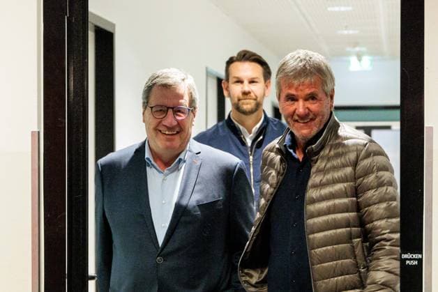 1. FC Köln Pressekonferenz Vorstellung Friedhelm Funkel; 05.05.2025 Thomas Kessler (Sportdirektor 1. FC Köln), Dr. Werner Wolf (Präsident 1. FC Köln) und Friedhelm Funkel (Cheftrainer, Trainer 1. FC Köln) kommen bei der Pressekonferenz an Pressekonferenz 1. FC Köln Vorstellung Friedhelm Funkel als neuer Cheftrainer; Geissbockheim, 05.05.2025