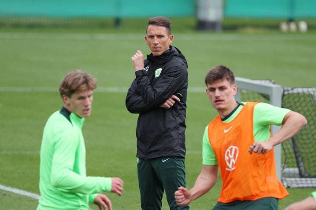 Sport Themen der Woche KW19 Sport Bilder des Tages VfL Training Wolfsburg, 05.05.2025, FUßBALL - VfL Wolfsburg, Training, 1. Bundesliga, Saison 2024 25. Interimstrainer Daniel Bauer (VfL Wolfsburg), Mads Roerslev (VfL Wolfsburg), Joakim Maehle (VfL Wolfsburg) Wolfsburg *** VfL Training Wolfsburg, 05 05 2025, FOOTBALL VfL Wolfsburg, Training, 1 Bundesliga, Season 2024 25 Interim coach Daniel Bauer VfL Wolfsburg , Mads Roerslev VfL Wolfsburg , Joakim Maehle VfL Wolfsburg Wolfsburg