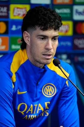 May 5, 2025, Milan, Milan, Italy: Alessandro Bastoni of Inter attends his press conference, PK, Pressekonferenz ahead of their UEFA Champions League 2024 25 semi final first second leg match against FC Barcelona, Barca at Giuseppe Meazza Stadium on May 05, 2025 in Milan, Italy. Milan Italy - ZUMAa181 20250505_zaa_a181_014 Copyright: xDennisxAgyemanx