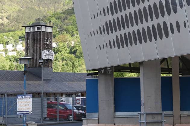 1. Bundesliga Frauen: FC Carl Zeiss Jena vs. FC Bayern München, 05.05.25 Am Stadion: Historischer Uhren-Turm mit Carl Zeiss Emblem neben dem Stadion-Neubau. Symbolbild, Feature. Fußball, Google Pixel Frauen-Bundesliga, Saison 2024 2025, 21. Spieltag: FC Carl Zeiss Jena vs. FC Bayern München am 05.05.25, Ernst-Abbe-Sportfeld, ad hoc Arena, Jena. DFB REGULATIONS PROHIBIT ANY USE OF PHOTOGRAPHS AS IMAGE SEQUENCES AND OR QUASI-VIDEO. Copyright: xBEAUTIFULxSPORTS JanxKaeferx