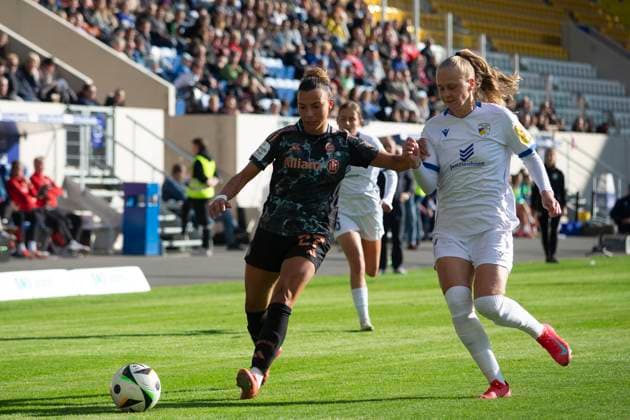 GER, Jena, Fußballl, Google Pixel Frauen Bundesliga, 21. Spieltag, FC Carl-Zeiss Jena vs. FC Bayern Muenchen im Bild v.l.: Arianna Caruso (FC Bayern 27), Anja Heuschkel (FC Carl-Zeiss Jena 14), Zweikampf 05.05.2025, Ernst-Abbe Sportfeld Jena DFL DFB REGULATIONS PROHIBIT ANY USE OF PHOTOGRAPHS AS IMAGE SEQUENCES AND OR QUASI-VIDEO, Copyright: HMBxMedia PaulxFritz