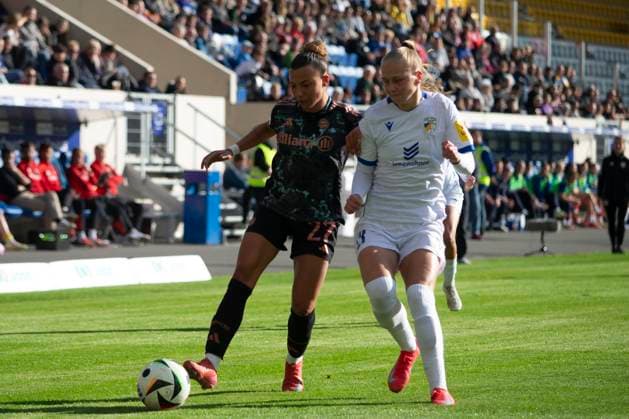 GER, Jena, Fußballl, Google Pixel Frauen Bundesliga, 21. Spieltag, FC Carl-Zeiss Jena vs. FC Bayern Muenchen im Bild v.l.: Arianna Caruso (FC Bayern 27), Anja Heuschkel (FC Carl-Zeiss Jena 14), Zweikampf 05.05.2025, Ernst-Abbe Sportfeld Jena DFL DFB REGULATIONS PROHIBIT ANY USE OF PHOTOGRAPHS AS IMAGE SEQUENCES AND OR QUASI-VIDEO, Copyright: HMBxMedia PaulxFritz