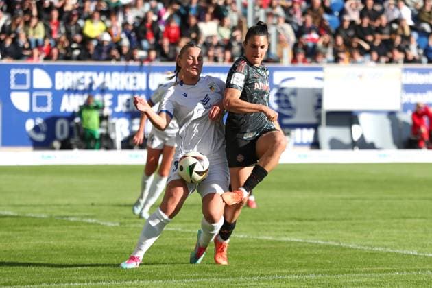 1. Bundesliga Frauen: FC Carl Zeiss Jena vs. FC Bayern München, 05.05.25 Toma Ihlenburg (3, FC Carl Zeiss Jena) gegen Jovana Damnjanovic (9, Bayern München). Fußball, Google Pixel Frauen-Bundesliga, Saison 2024 2025, 21. Spieltag: FC Carl Zeiss Jena vs. FC Bayern München am 05.05.25, Ernst-Abbe-Sportfeld, ad hoc Arena, Jena. DFB REGULATIONS PROHIBIT ANY USE OF PHOTOGRAPHS AS IMAGE SEQUENCES AND OR QUASI-VIDEO. Copyright: xBEAUTIFULxSPORTS JanxKaeferx
