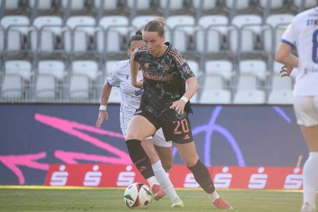GER, Jena, Fußballl, Google Pixel Frauen Bundesliga, 21. Spieltag, FC Carl-Zeiss Jena vs. FC Bayern Muenchen im Bild v.l.: Franziska Kett (FC Bayern 20), mit Ball 05.05.2025, Ernst-Abbe Sportfeld Jena DFL DFB REGULATIONS PROHIBIT ANY USE OF PHOTOGRAPHS AS IMAGE SEQUENCES AND OR QUASI-VIDEO, Copyright: HMBxMedia PaulxFritz