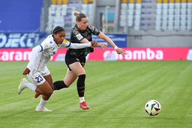1. Bundesliga Frauen: FC Carl Zeiss Jena vs. FC Bayern München, 05.05.25 Josephina Bonsu (23, FC Carl Zeiss Jena) gegen Franziska Kett (20, Bayern München). Fußball, Google Pixel Frauen-Bundesliga, Saison 2024 2025, 21. Spieltag: FC Carl Zeiss Jena vs. FC Bayern München am 05.05.25, Ernst-Abbe-Sportfeld, ad hoc Arena, Jena. DFB REGULATIONS PROHIBIT ANY USE OF PHOTOGRAPHS AS IMAGE SEQUENCES AND OR QUASI-VIDEO. Copyright: xBEAUTIFULxSPORTS JanxKaeferx
