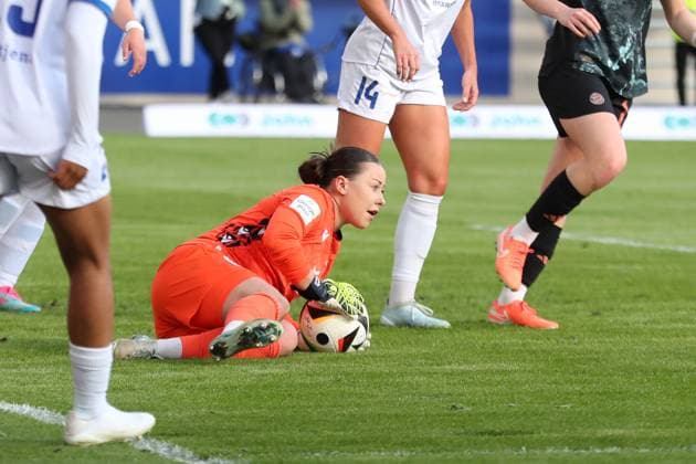 1. Bundesliga Frauen: FC Carl Zeiss Jena vs. FC Bayern München, 05.05.25 Torwart Mariella El Sherif (1, FC Carl Zeiss Jena) hat den Ball sicher. Fußball, Google Pixel Frauen-Bundesliga, Saison 2024 2025, 21. Spieltag: FC Carl Zeiss Jena vs. FC Bayern München am 05.05.25, Ernst-Abbe-Sportfeld, ad hoc Arena, Jena. DFB REGULATIONS PROHIBIT ANY USE OF PHOTOGRAPHS AS IMAGE SEQUENCES AND OR QUASI-VIDEO. Copyright: xBEAUTIFULxSPORTS JanxKaeferx
