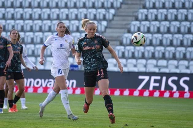 GER, Jena, Fußballl, Google Pixel Frauen Bundesliga, 21. Spieltag, FC Carl-Zeiss Jena vs. FC Bayern Muenchen im Bild v.l.: Lea Schueller (FC Bayern 11), Kopfball zum aberkannten Tor 05.05.2025, Ernst-Abbe Sportfeld Jena DFL DFB REGULATIONS PROHIBIT ANY USE OF PHOTOGRAPHS AS IMAGE SEQUENCES AND OR QUASI-VIDEO, Copyright: HMBxMedia PaulxFritz