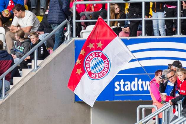 05.05.2025, xomx, Fussball Google Pixel Frauen-Bundesliga, Carl Zeiss Jena - FC Bayern Muenchen v.l. Fahne FCB (DFL DFB REGULATIONS PROHIBIT ANY USE OF PHOTOGRAPHS as IMAGE SEQUENCES and or QUASI-VIDEO) Jena