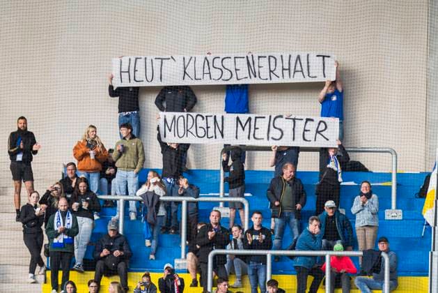 05.05.2025, xomx, Fussball Google Pixel Frauen-Bundesliga, Carl Zeiss Jena - FC Bayern Muenchen v.l. Fans Jena mit Banner. Heut Klassnerhalt, Morgen Meister (DFL DFB REGULATIONS PROHIBIT ANY USE OF PHOTOGRAPHS as IMAGE SEQUENCES and or QUASI-VIDEO) Jena