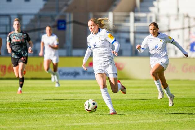 05.05.2025, xomx, Fussball Google Pixel Frauen-Bundesliga, Carl Zeiss Jena - FC Bayern Muenchen v.l. Melina Reuter (FC Carl Zeiss Jena) am Ball (DFL DFB REGULATIONS PROHIBIT ANY USE OF PHOTOGRAPHS as IMAGE SEQUENCES and or QUASI-VIDEO) Jena