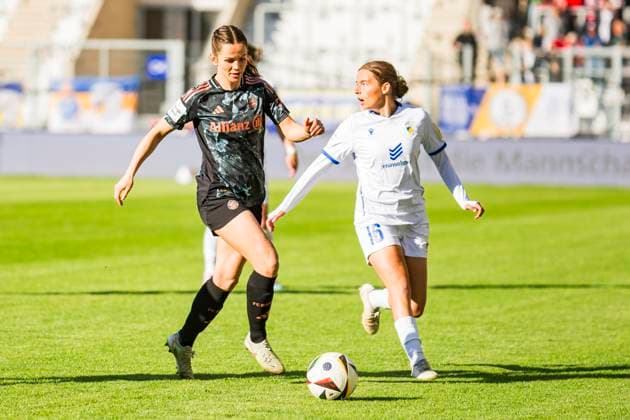05.05.2025, xomx, Fussball Google Pixel Frauen-Bundesliga, Carl Zeiss Jena - FC Bayern Muenchen v.l. Tuva Hansen (FC Bayern München) und Lisa Gora (FC Carl Zeiss Jena) im Zweikampf am Ball (DFL DFB REGULATIONS PROHIBIT ANY USE OF PHOTOGRAPHS as IMAGE SEQUENCES and or QUASI-VIDEO) Jena