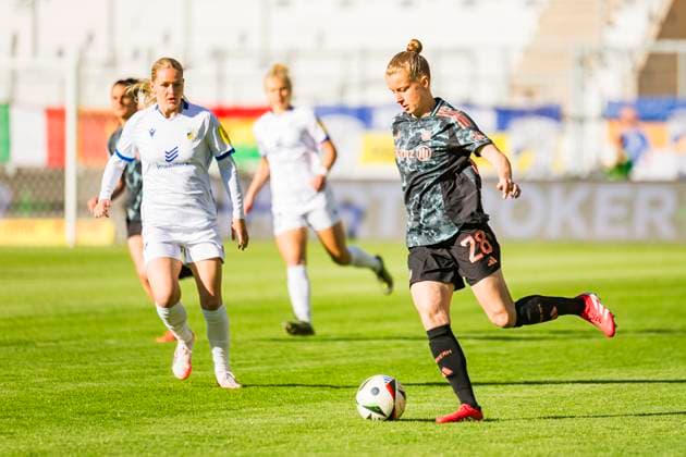05.05.2025, xomx, Fussball Google Pixel Frauen-Bundesliga, Carl Zeiss Jena - FC Bayern Muenchen v.l. Michelle Ulbrich (FC Bayern München) am Ball (DFL DFB REGULATIONS PROHIBIT ANY USE OF PHOTOGRAPHS as IMAGE SEQUENCES and or QUASI-VIDEO) Jena