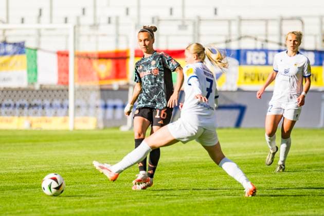 05.05.2025, xomx, Fussball Google Pixel Frauen-Bundesliga, Carl Zeiss Jena - FC Bayern Muenchen v.l. Julia Zigiotti Olme (FC Bayern München), Melina Reuter (FC Carl Zeiss Jena) (DFL DFB REGULATIONS PROHIBIT ANY USE OF PHOTOGRAPHS as IMAGE SEQUENCES and or QUASI-VIDEO) Jena