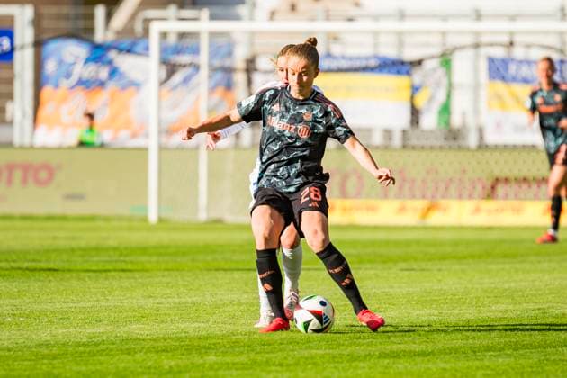 05.05.2025, xomx, Fussball Google Pixel Frauen-Bundesliga, Carl Zeiss Jena - FC Bayern Muenchen v.l. Michelle Ulbrich (FC Bayern München) vorne am Ball. Melina Reuter (FC Carl Zeiss Jena) (DFL DFB REGULATIONS PROHIBIT ANY USE OF PHOTOGRAPHS as IMAGE SEQUENCES and or QUASI-VIDEO) Jena