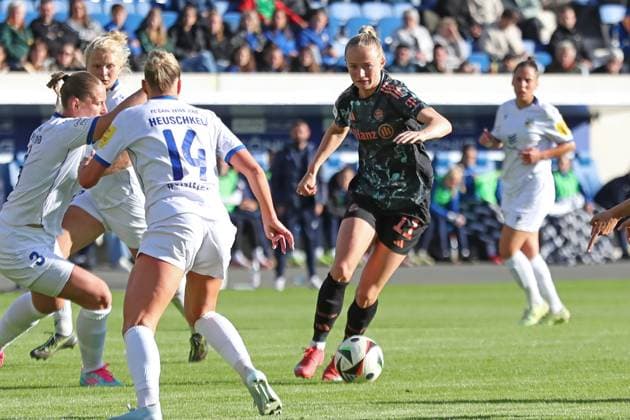 1. Bundesliga Frauen: FC Carl Zeiss Jena vs. FC Bayern München, 05.05.25 Lea Schüller (11, Bayern München) am Ball. Fußball, Google Pixel Frauen-Bundesliga, Saison 2024 2025, 21. Spieltag: FC Carl Zeiss Jena vs. FC Bayern München am 05.05.25, Ernst-Abbe-Sportfeld, ad hoc Arena, Jena. DFB REGULATIONS PROHIBIT ANY USE OF PHOTOGRAPHS AS IMAGE SEQUENCES AND OR QUASI-VIDEO. Copyright: xBEAUTIFULxSPORTS JanxKaeferx