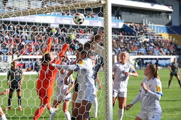 Sport Bilder des Tages 1. Bundesliga Frauen: FC Carl Zeiss Jena vs. FC Bayern München, 05.05.25 Torwart Mariella El Sherif (1, FC Carl Zeiss Jena) pariert mit einem Reflex, Torszene im Strafraum von Jena. Fußball, Google Pixel Frauen-Bundesliga, Saison 2024 2025, 21. Spieltag: FC Carl Zeiss Jena vs. FC Bayern München am 05.05.25, Ernst-Abbe-Sportfeld, ad hoc Arena, Jena. DFB REGULATIONS PROHIBIT ANY USE OF PHOTOGRAPHS AS IMAGE SEQUENCES AND OR QUASI-VIDEO. Copyright: xBEAUTIFULxSPORTS JanxKaeferx