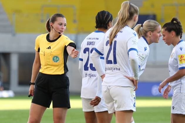 1. Bundesliga Frauen: FC Carl Zeiss Jena vs. FC Bayern München, 05.05.25 Schiedsrichterin Selina Menzel richtet die Mauer. Fußball, Google Pixel Frauen-Bundesliga, Saison 2024 2025, 21. Spieltag: FC Carl Zeiss Jena vs. FC Bayern München am 05.05.25, Ernst-Abbe-Sportfeld, ad hoc Arena, Jena. DFB REGULATIONS PROHIBIT ANY USE OF PHOTOGRAPHS AS IMAGE SEQUENCES AND OR QUASI-VIDEO. Copyright: xBEAUTIFULxSPORTS JanxKaeferx