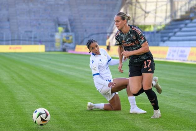 Fußball, Google Pixel Frauen Bundesliga, 20250505, FC Carl Zeiss Jena - FC Bayern München. Im Bild iv.l. Josephine BONSU (Jena, 23), Klara BÜHL (Bayern, 17) Dribbling Ball. Jena Ernst-Abbe-Sportfeld Thüringen Deutschland Copyright: Passion2Press MarkusxFischerx