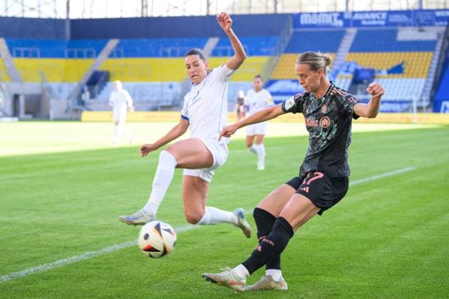 Fußball, Google Pixel Frauen Bundesliga, 20250505, FC Carl Zeiss Jena - FC Bayern München. Im Bild v.l. Merza JULEVIC (Jena, 10), Klara BÜHL (Bayern, 17) Flanke Pass Zuspiel Ball. Jena Ernst-Abbe-Sportfeld Thüringen Deutschland Copyright: Passion2Press MarkusxFischerx