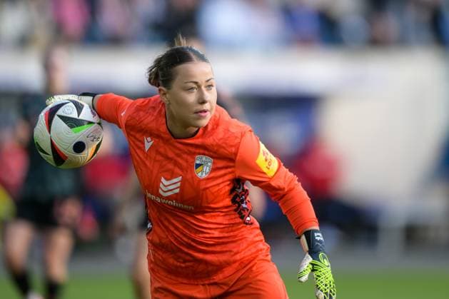 Fußball, Google Pixel Frauen Bundesliga, 20250505, FC Carl Zeiss Jena - FC Bayern München. Im Bild Torhüterin Mariella EL SHERIF (Jena, 1) wirft Ball ab. Jena Ernst-Abbe-Sportfeld Thüringen Deutschland Copyright: Passion2Press MarkusxFischerx