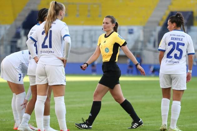 1. Bundesliga Frauen: FC Carl Zeiss Jena vs. FC Bayern München, 05.05.25 Schiedsrichterin Selina Menzel. Fußball, Google Pixel Frauen-Bundesliga, Saison 2024 2025, 21. Spieltag: FC Carl Zeiss Jena vs. FC Bayern München am 05.05.25, Ernst-Abbe-Sportfeld, ad hoc Arena, Jena. DFB REGULATIONS PROHIBIT ANY USE OF PHOTOGRAPHS AS IMAGE SEQUENCES AND OR QUASI-VIDEO. Copyright: xBEAUTIFULxSPORTS JanxKaeferx